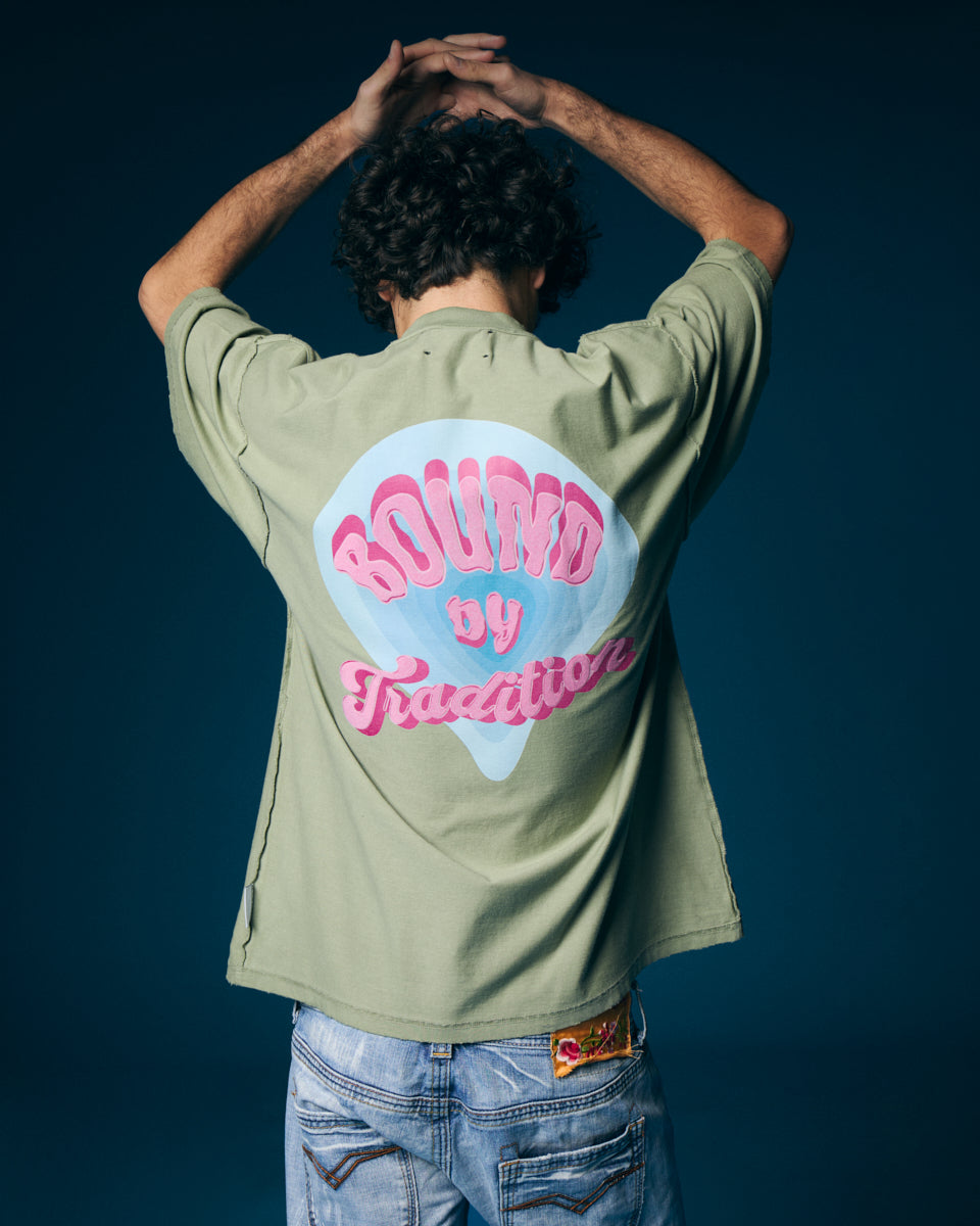 T-shirt verde, bound by tradition.