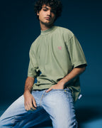 T-shirt verde, bound by tradition.
