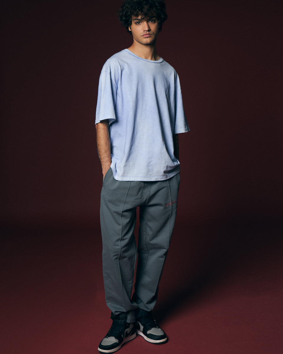 Calça jogging com nervura frontal.