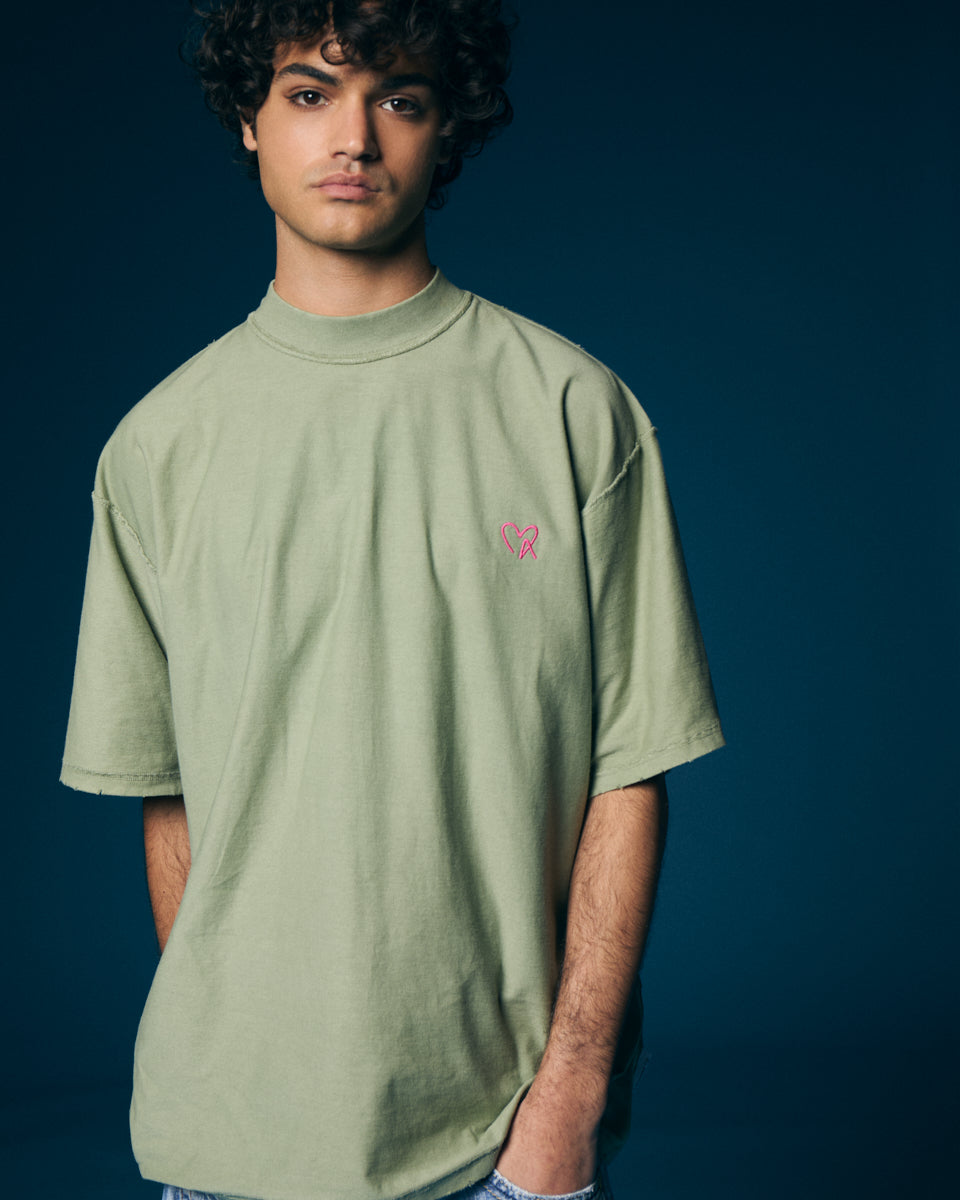 T-shirt verde, bound by tradition.