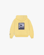 Hoodie amarillo efecto desgastado.