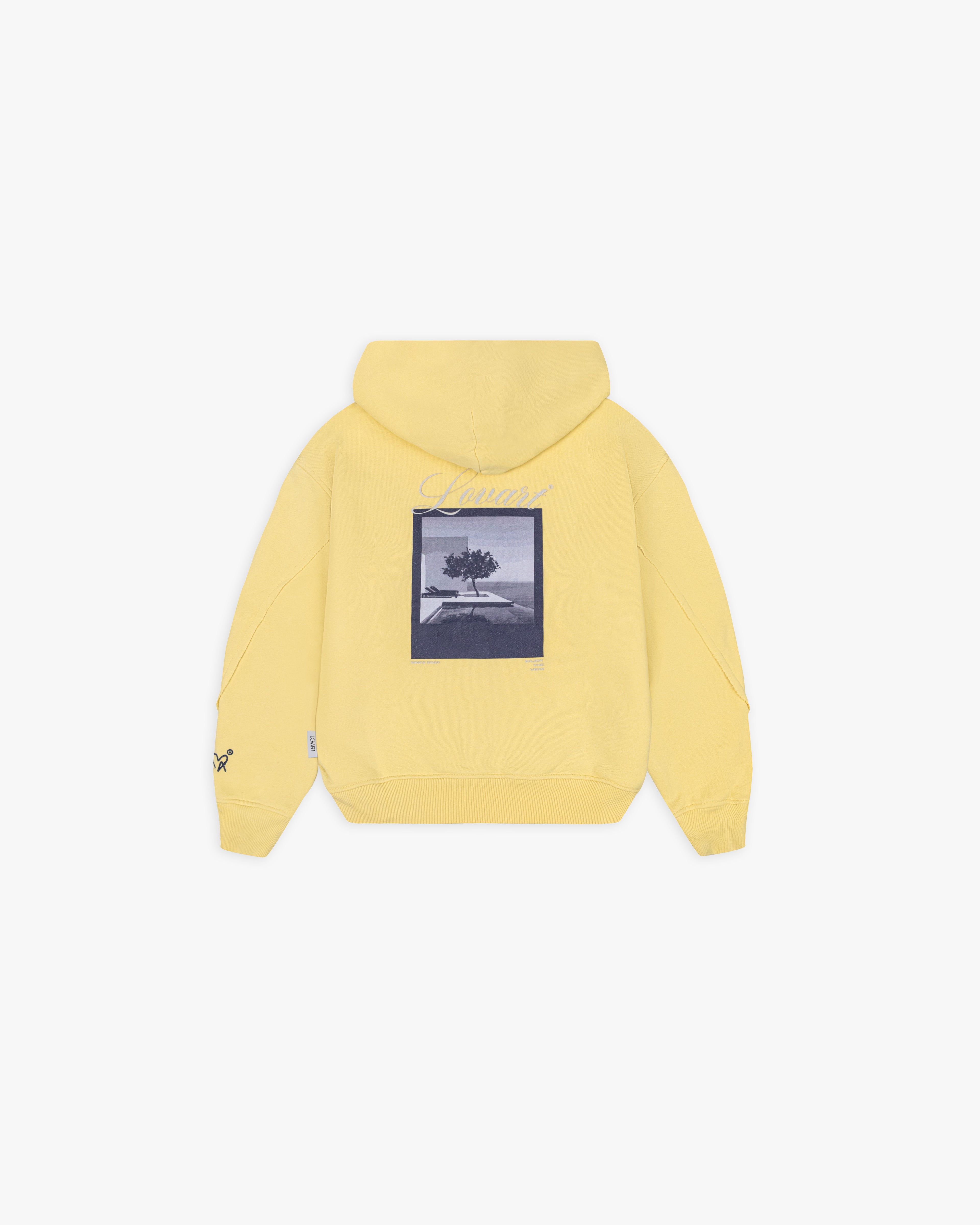 Hoodie amarillo efecto desgastado.