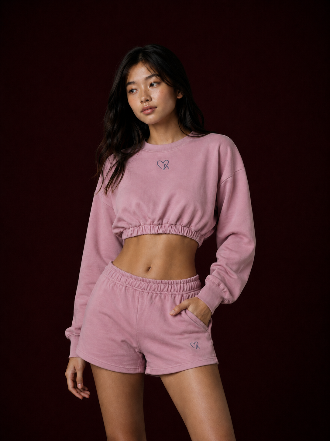 Conjunto deportivo crop con sudadera y shorts
