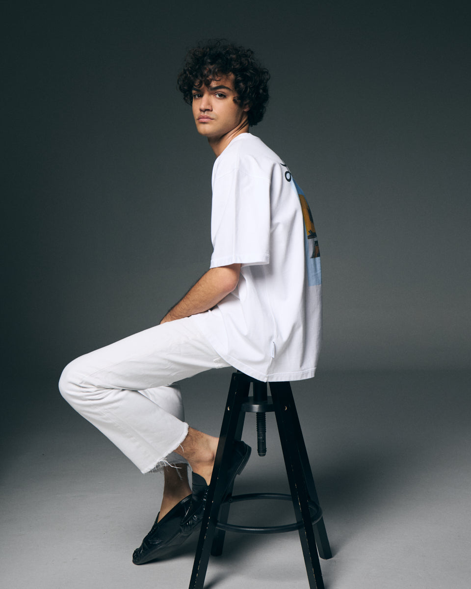 T-shirt blanca con gráfico artístico