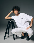 T-shirt blanca con gráfico artístico