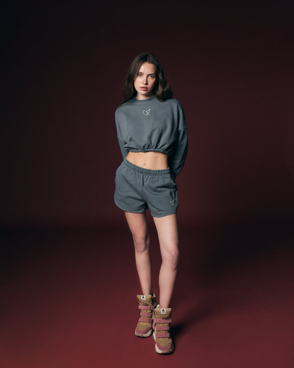 Conjunto deportivo crop con sudadera y shorts