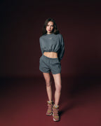 Conjunto deportivo crop con sudadera y shorts