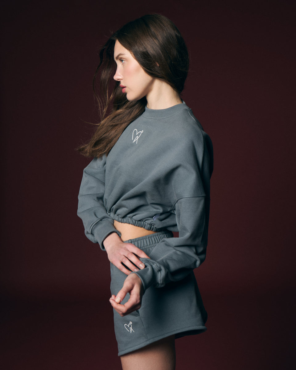 Conjunto deportivo crop con sudadera y shorts