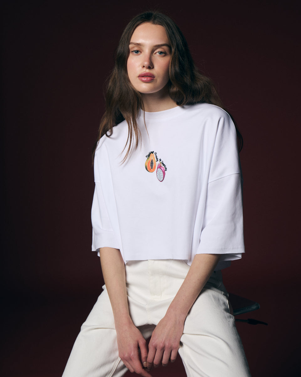Camiseta crop blanca con gráfico frutas