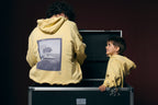 Hoodie amarillo efecto desgastado.
