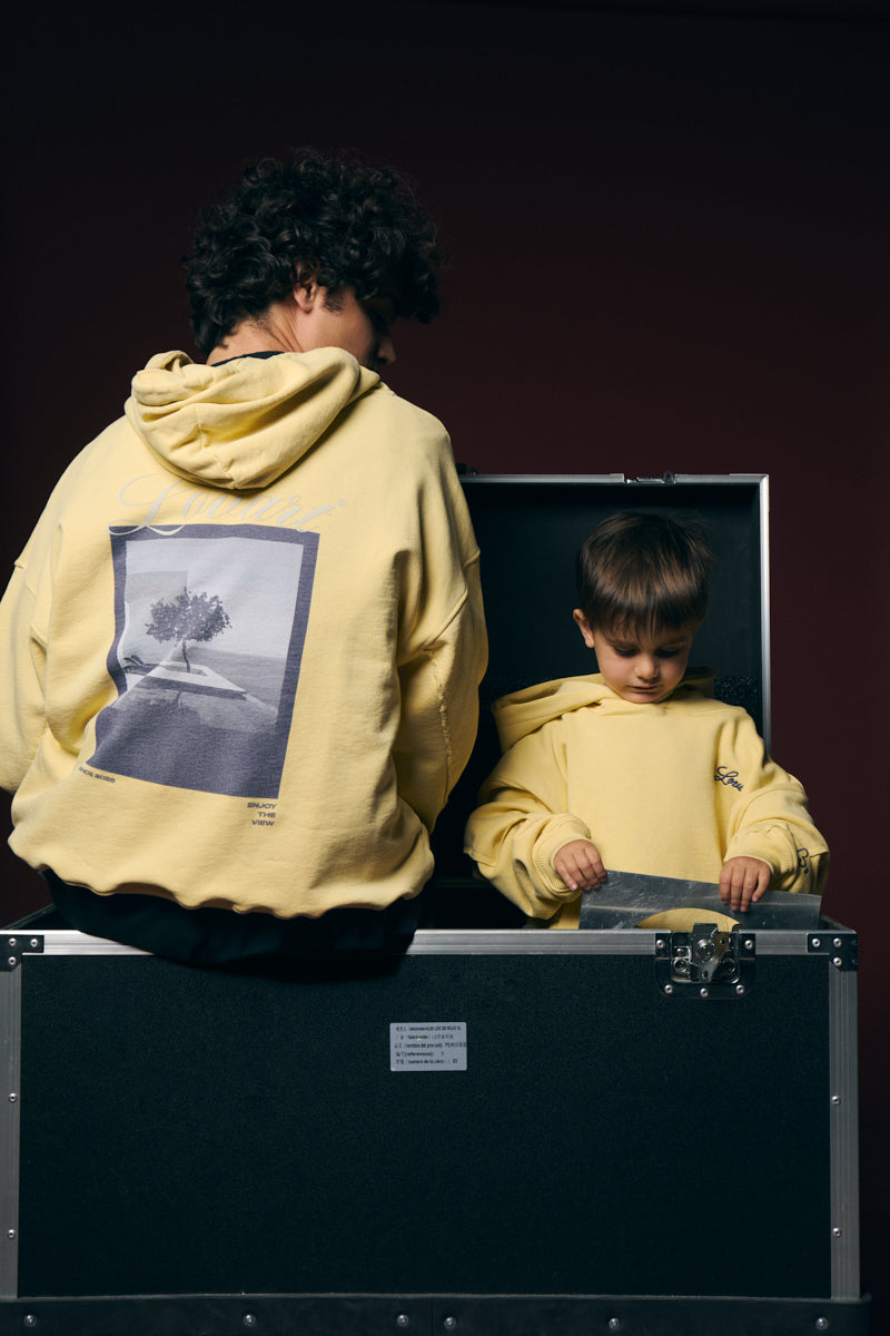 Hoodie amarillo efecto desgastado.