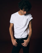 T-shirt blanca con bolsillo