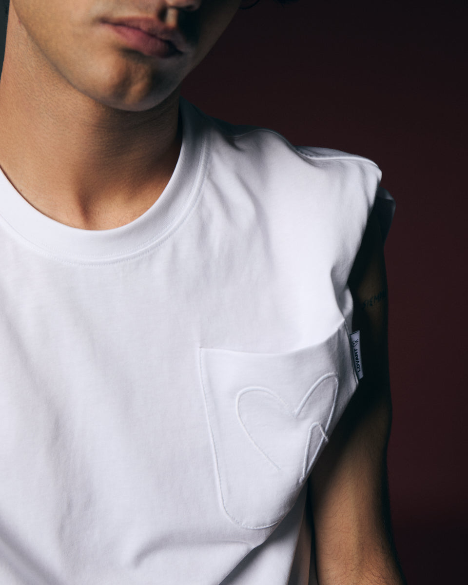 T-shirt blanca con bolsillo