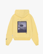 Hoodie amarillo efecto desgastado.