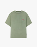 T-shirt verde, bound by tradition.