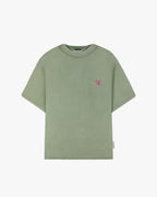T-shirt verde, bound by tradition.