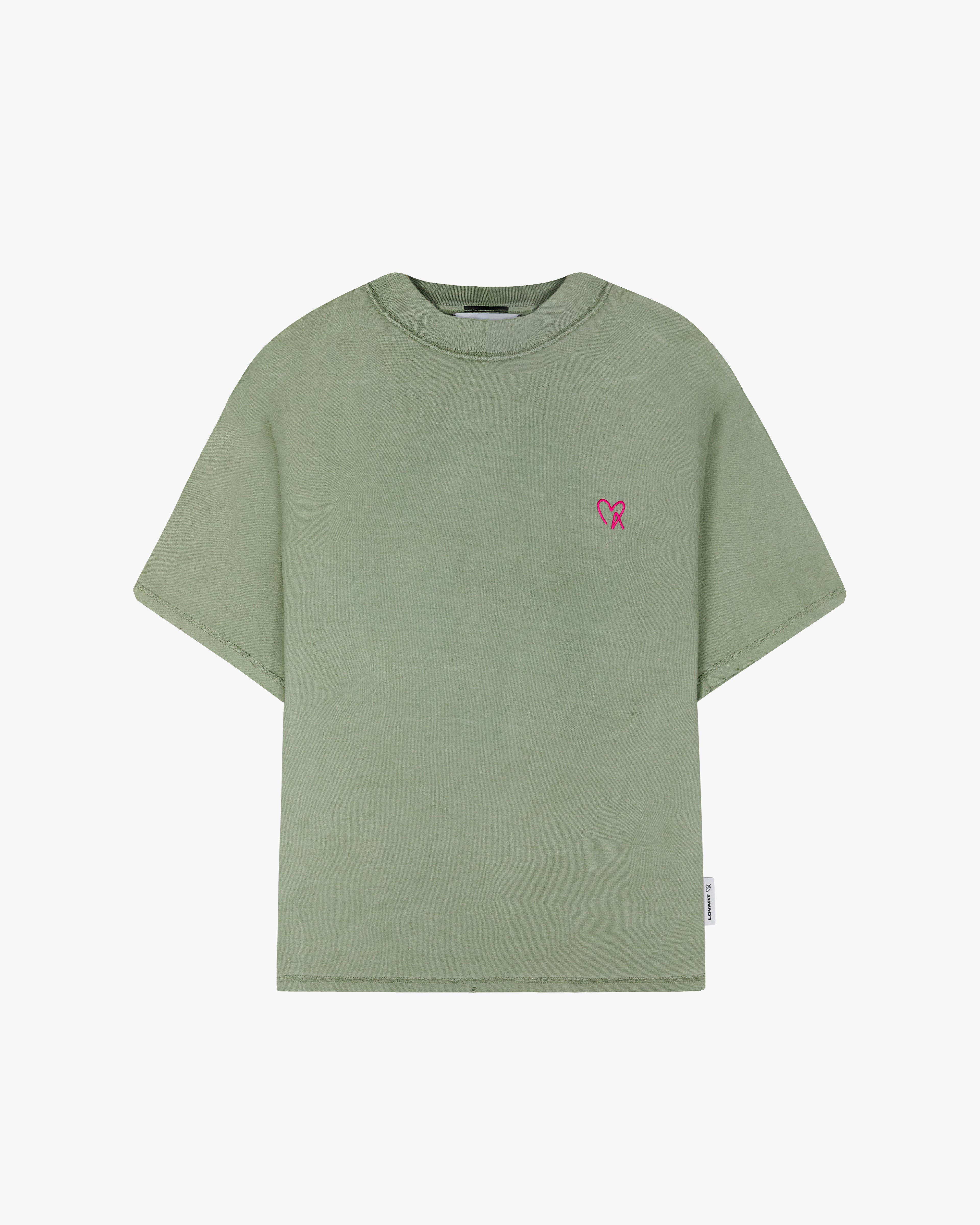 T-shirt verde, bound by tradition.