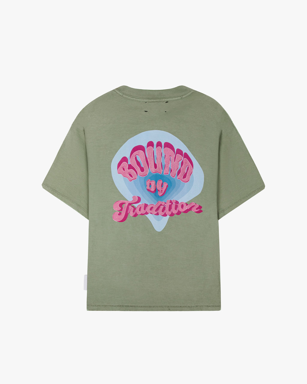 T-shirt verde, bound by tradition.