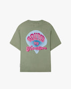 T-shirt verde, bound by tradition.